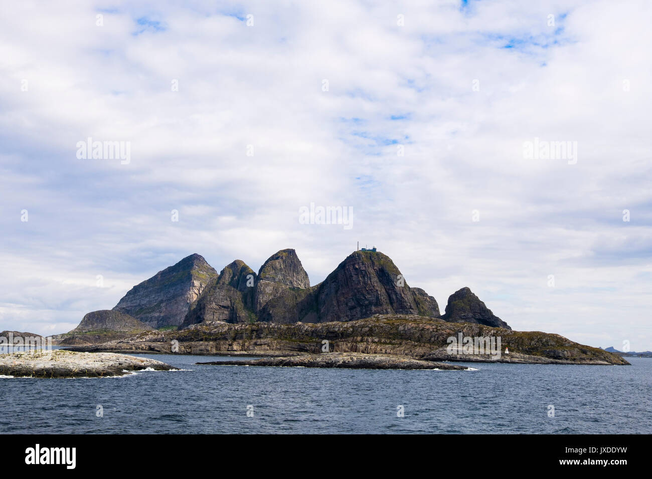Vue de mer et littoral rocheux les cinq montagnes de l'île, l'archipel de Traena Sanna, comté de Nordland, Norvège, Scandinavie Banque D'Images