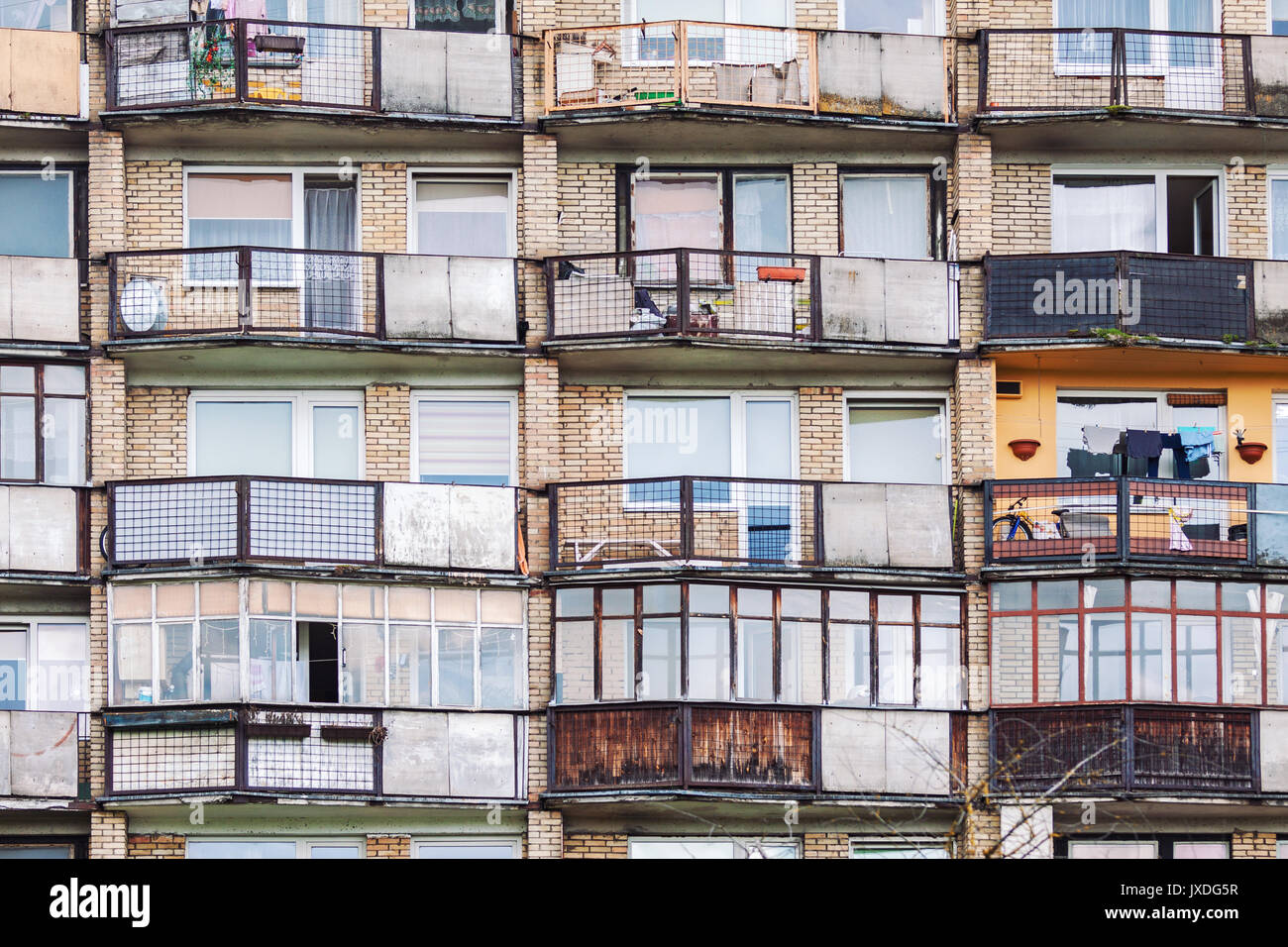 La façade de l'immeuble résidentiel ancien patiné avec des balcons et des fenêtres Banque D'Images