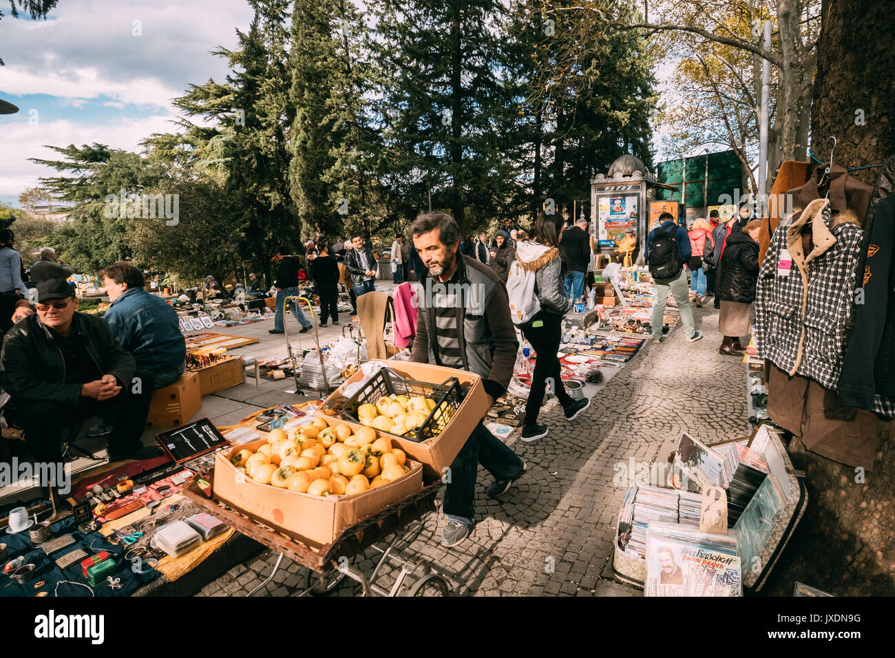 Tbilissi, Géorgie - 29 octobre 2016 : Old Man est le roulement d'un panier pour le transport de marchandises avec des fruits dans Shop d'Antiquités ancienne rétro Vintage Banque D'Images