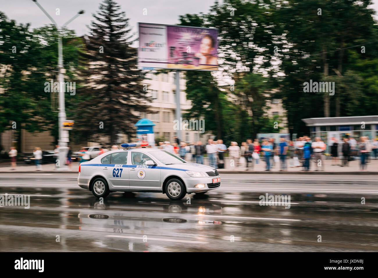 Minsk, Belarus - 28 juin 2017 : Le trafic de la Police de la route voiture en ville rue Au jour d'été pluvieux. Banque D'Images