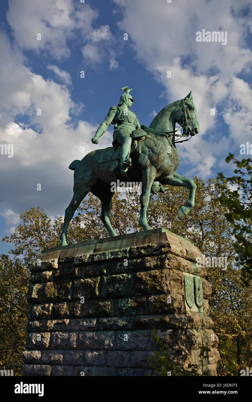 Statue de l'empereur Guillaume II sur la rive gauche du Rhin et le côté sud de la gare de Hohenzollern bridge à Cologne, Allemagne Banque D'Images