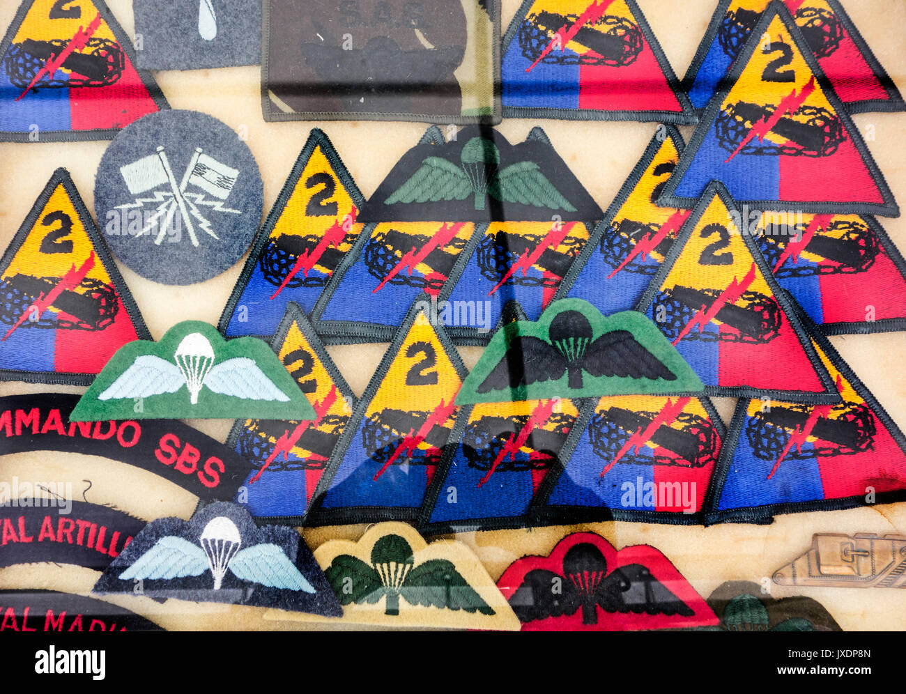 Assortiment d'insignes militaires en vente au salon militaria Banque D'Images