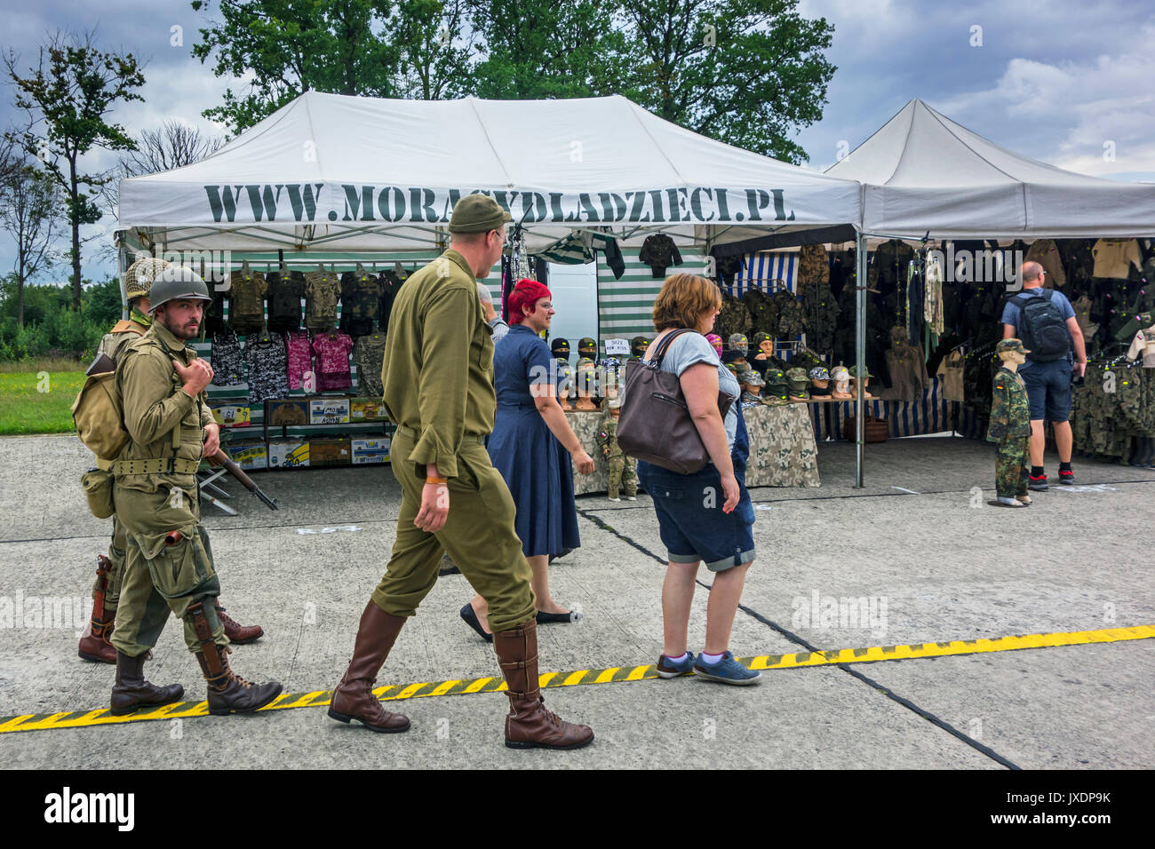 Les visiteurs et de reconstitution historique dans WW2 combat américain passé marche robes stands de vente de souvenirs de la Seconde Guerre mondiale militaria à juste Banque D'Images