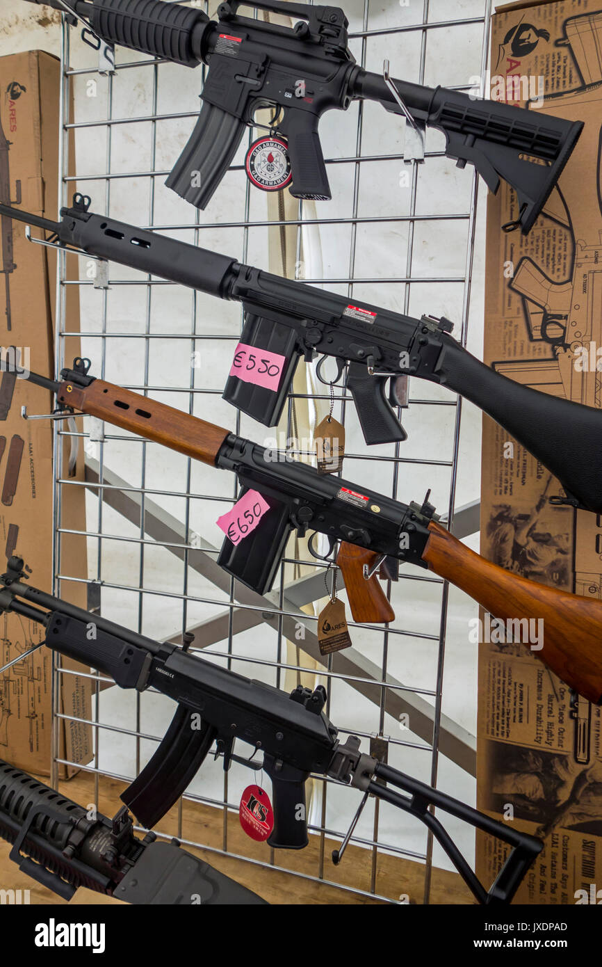 Armes à air à vendre, répliques d'armes conçues pour ressembler à de véritables armes à feu de façon réaliste Banque D'Images