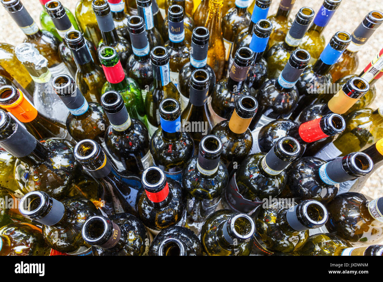 Pour le recyclage des bouteilles de vin vides après une fête Banque D'Images