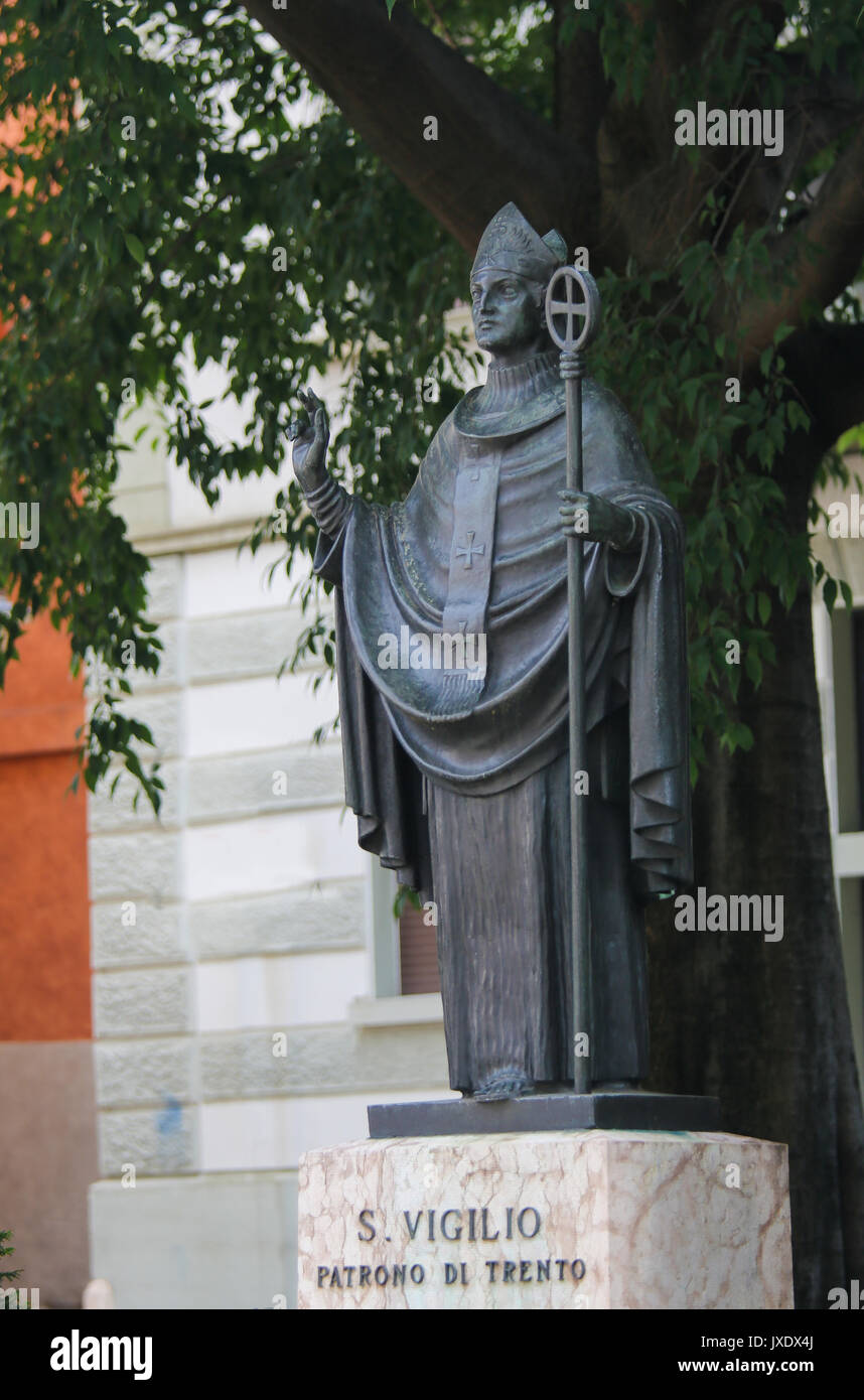 Statue de San Vigilio, Saint Patron de Trente, près de la cathédrale de Trente, Trente, Italie Banque D'Images