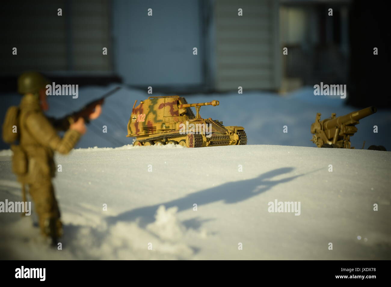 Soldat de plomb dans la neige avec de l'artillerie Banque D'Images