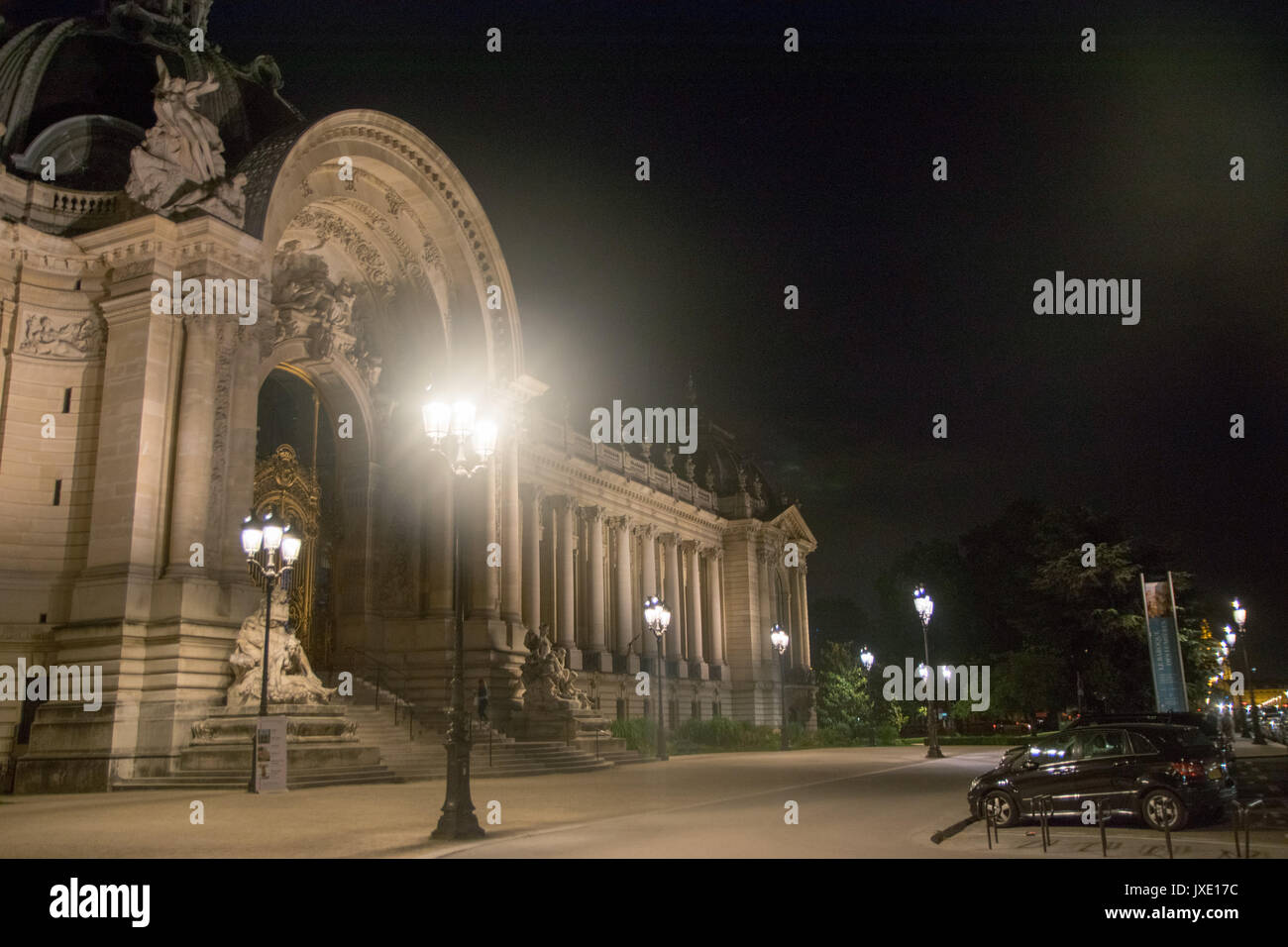 L'entrée principale du Petit Palais la nuit. Paris, France Banque D'Images