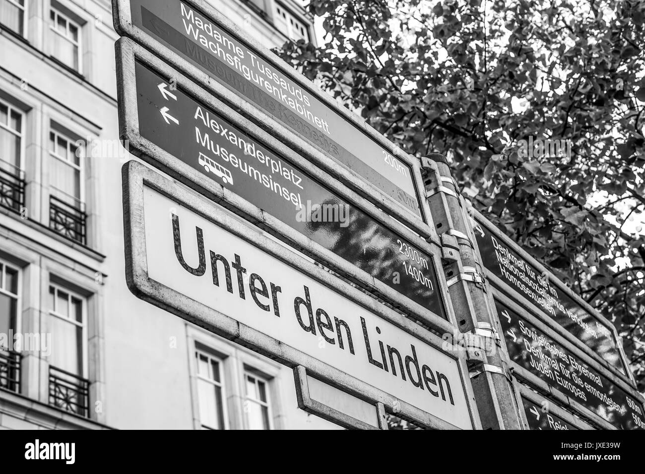 Signe de la rue célèbre rue Unter den Linden à Berlin Banque D'Images