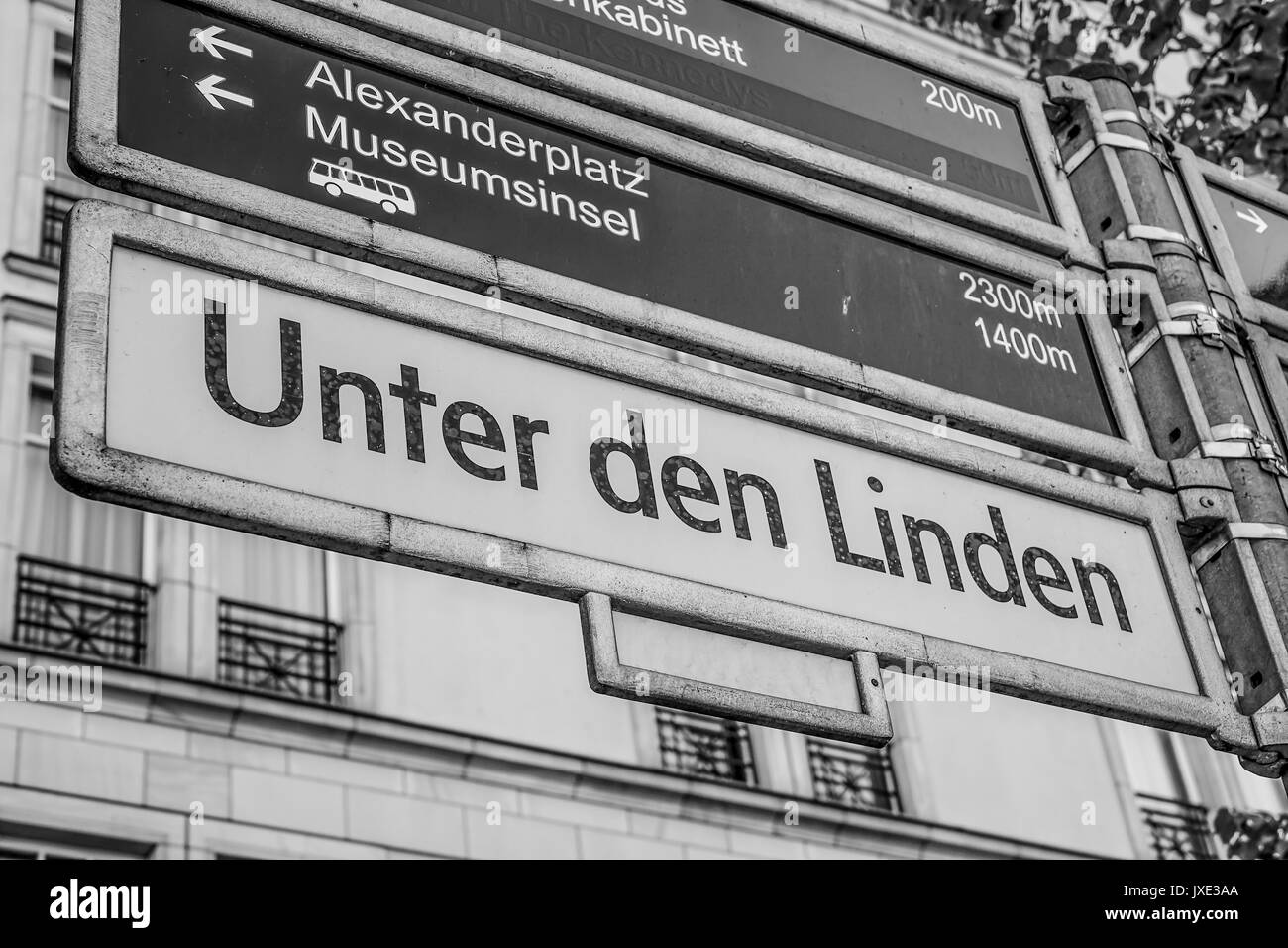 Signe de la rue célèbre rue Unter den Linden à Berlin Banque D'Images