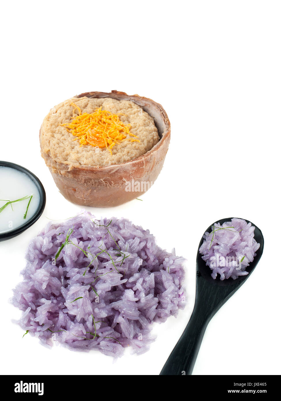 Pois bleu Thai riz gluant au lait de coco crème dessert thaï asian food styling isolated on white Banque D'Images