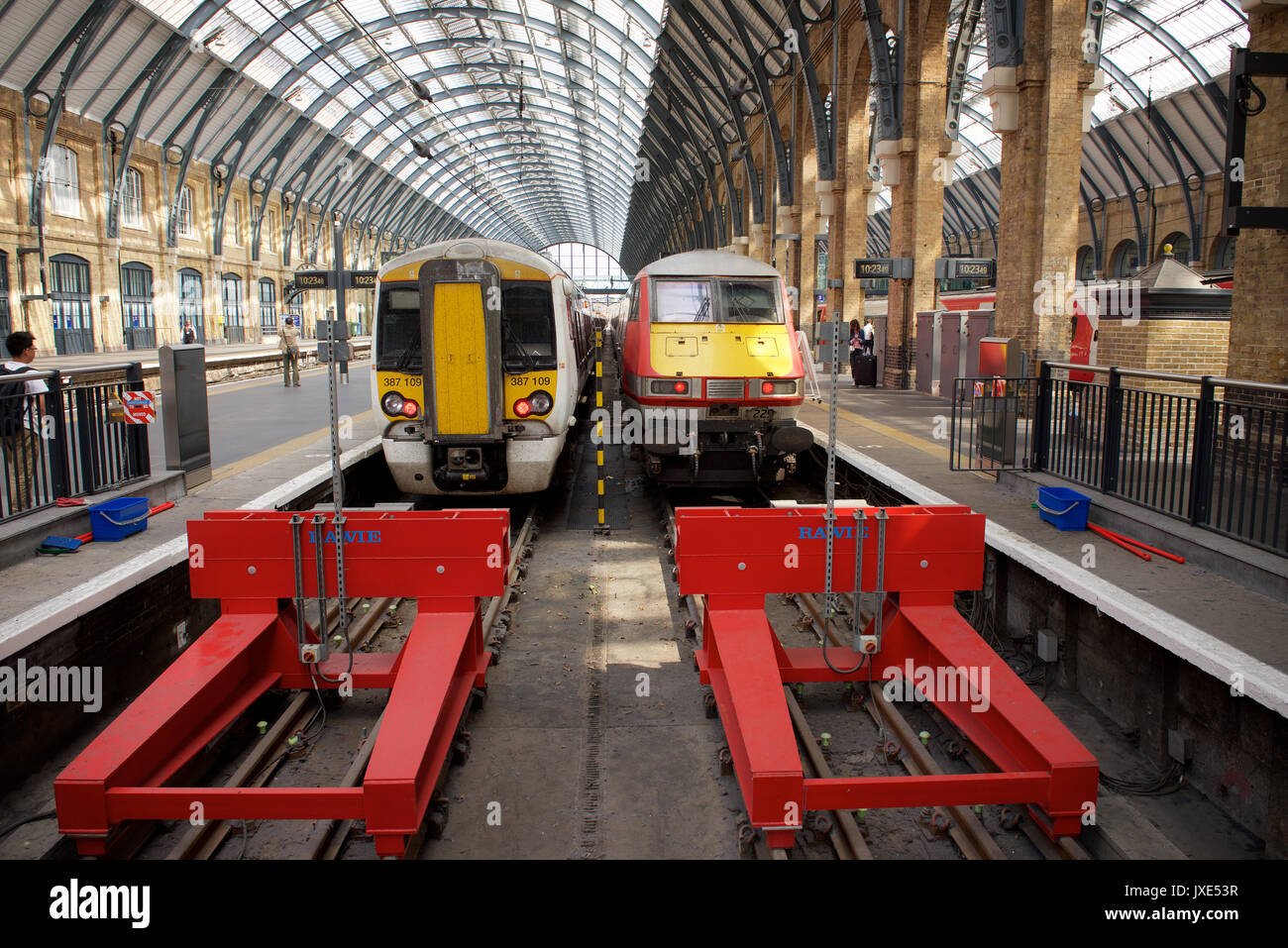 La côte est vierge et Great Northern de train à London Kings Cross station Banque D'Images
