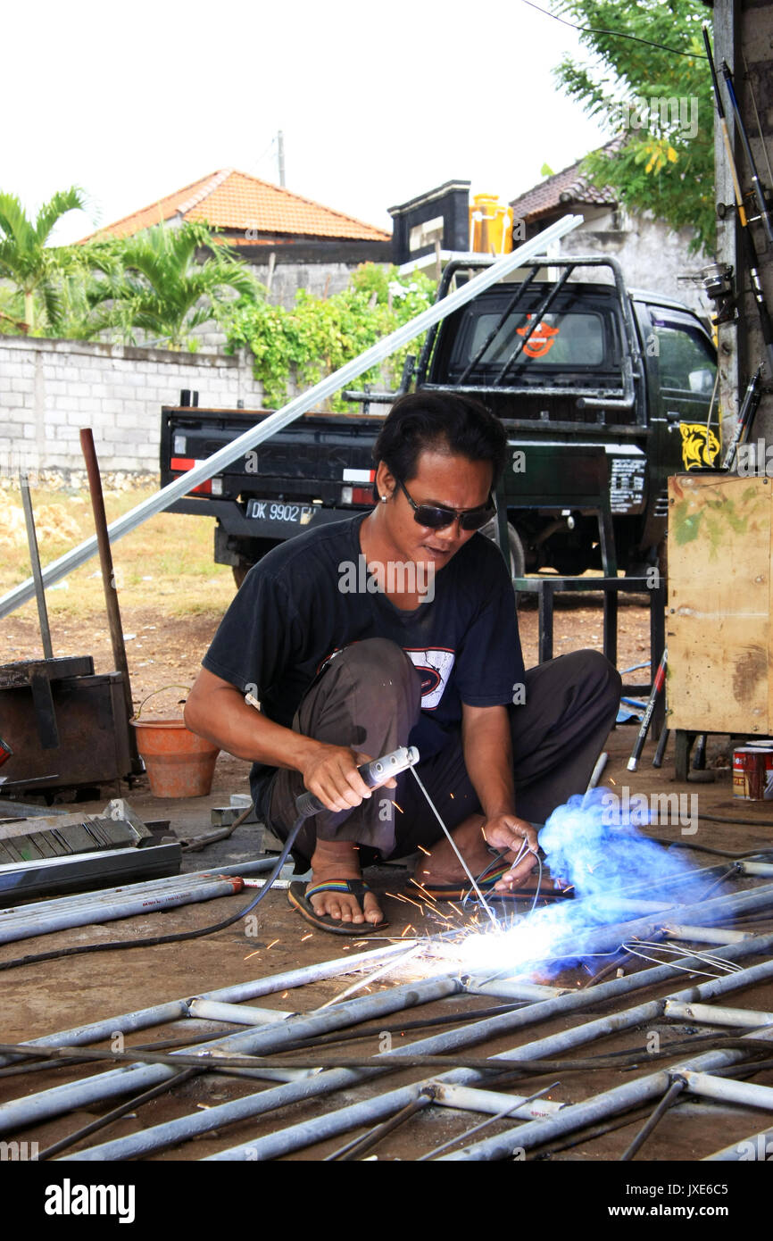 Kuta/Bali - le 13 septembre 2016 : Fabricant/soudeur en atelier de ferronnerie soudure Banque D'Images