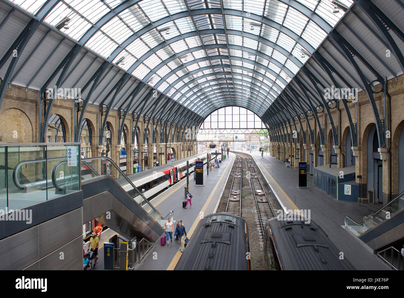 Les trains à Grand Central London Kings Cross railway station Banque D'Images