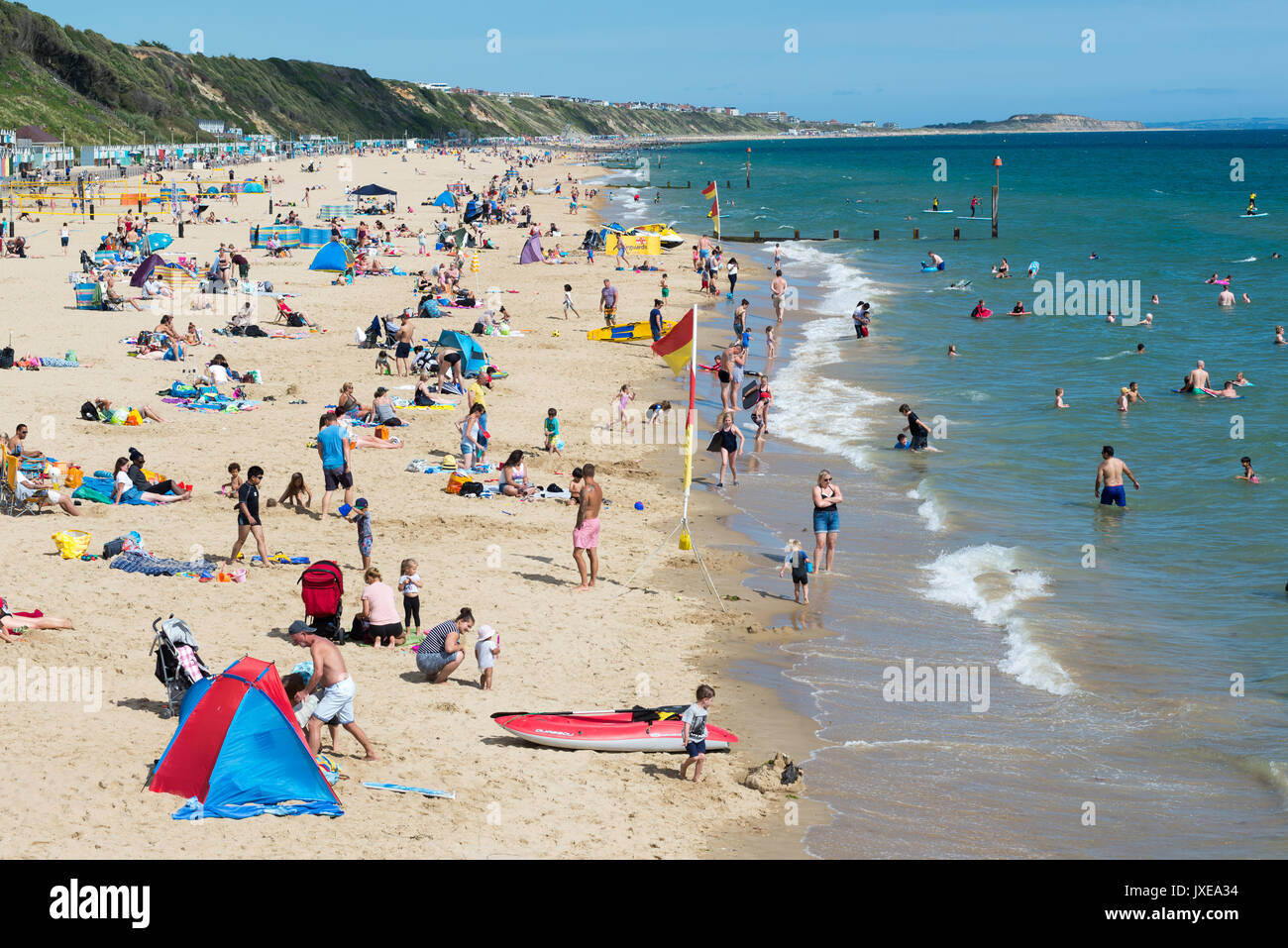 Boscombe Beach, Bournemouth, Dorset, Angleterre, Royaume-Uni, 15th août 2017. Une magnifique journée d'été sur les kilomètres de sable doré qui font de ces plages les plus populaires de la côte sud. Une période de temps stable amène de nombreuses familles, couples et amateurs de loisirs à la côte au milieu des vacances d'été pour profiter du ciel bleu et du soleil éclatant. Banque D'Images