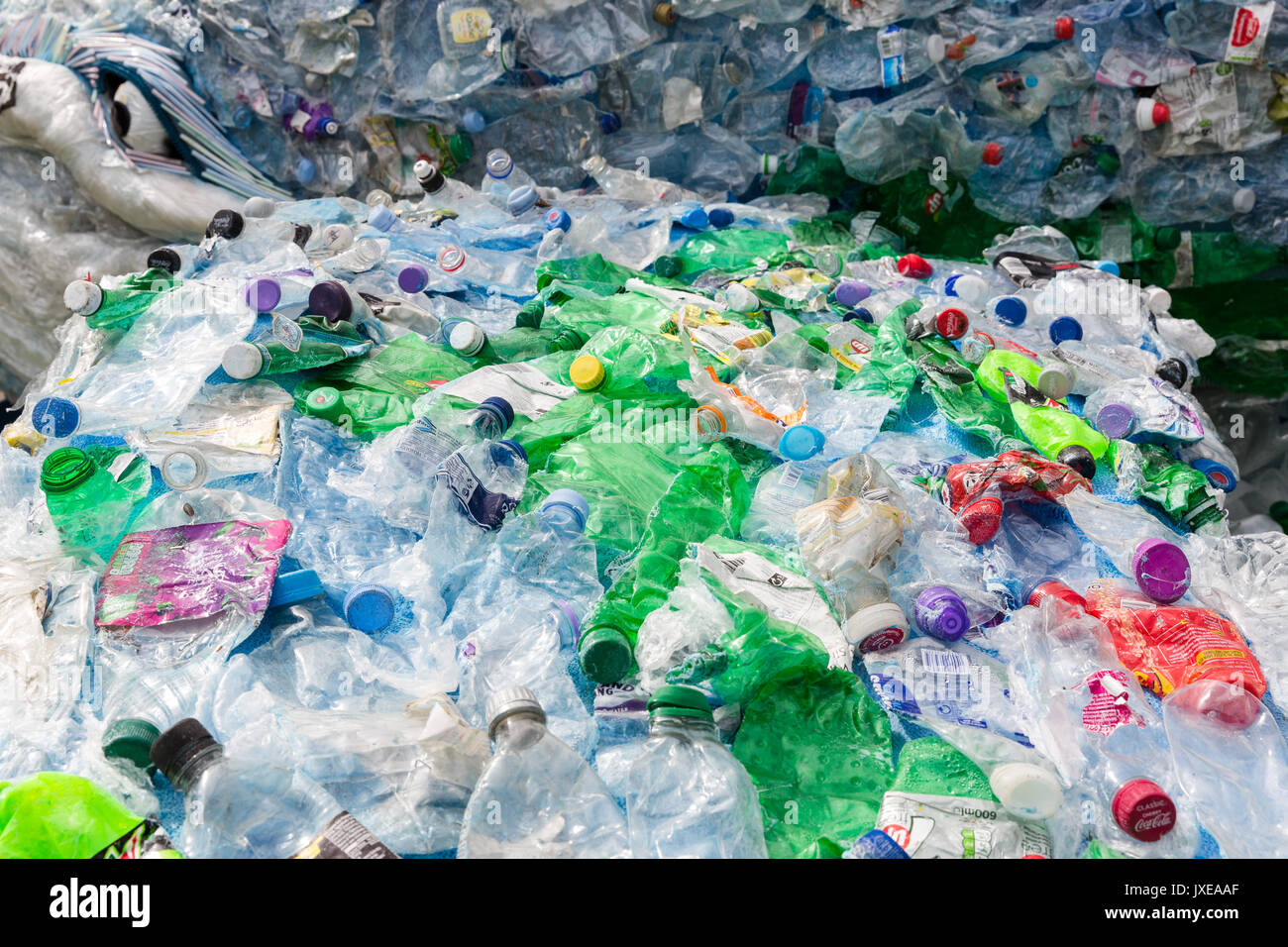 Londres, Royaume-Uni. Août 15, 2017. Bouteilles en plastique recyclées sur une baleine de 10 mètres de long par Sky Ocean Rescue à Potters Fields Park à côté de Tower Bridge à Londres. La sculpture de baleine est entièrement réalisé à partir de plastique recyclé récupéré de l'océan, plage et nettoie les usines de recyclage local pour sensibiliser le public aux problèmes de la santé des océans. Credit : Londres pix/Alamy Live News Banque D'Images