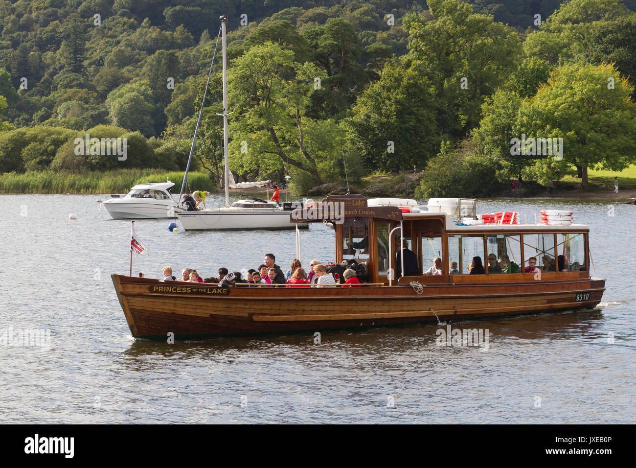 , Cumbria (Royaume-Uni). Août 15, 2017. Journée ensoleillée sur le lac Windermere à Waterhead Ambleside. Tout le monde fait du soleil avant que le temps se casse demain Crédit : Gordon Shoosmith/Alamy Live News Banque D'Images