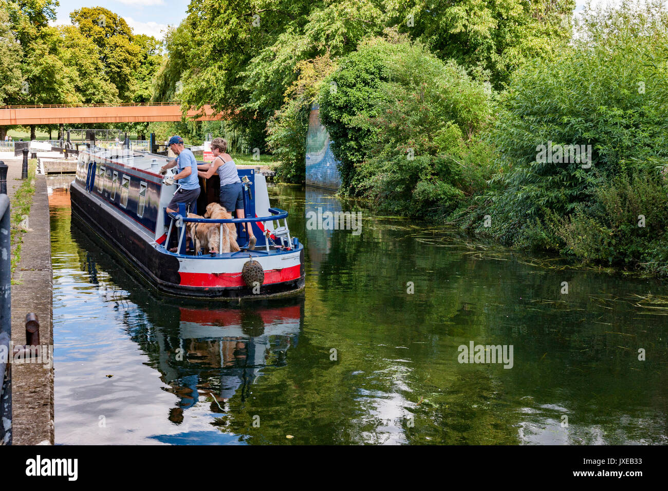 Northampton, Royaume-Uni. Août 15, 2017. Météo britannique. Un après-midi chaud et ensoleillé sur la rivière Nene, ciel bleu et nuages de lumière sur la Marina près de parc Beckets en périphérie du centre-ville. Credit : Keith J Smith./Alamy Live News Banque D'Images