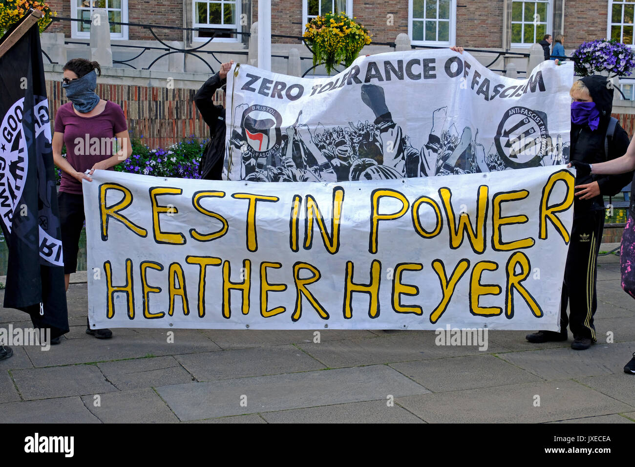 Bristol, Royaume-Uni. 15 août, 2017. Membres de Bristol Anti-Fascists à une veillée pour marquer la mort d'Heather Heyer, qui a été tué alors qu'il participait à une manifestation antifasciste à Charlottesville, Virginia, USA. Keith Ramsey/Alamy Live News Banque D'Images