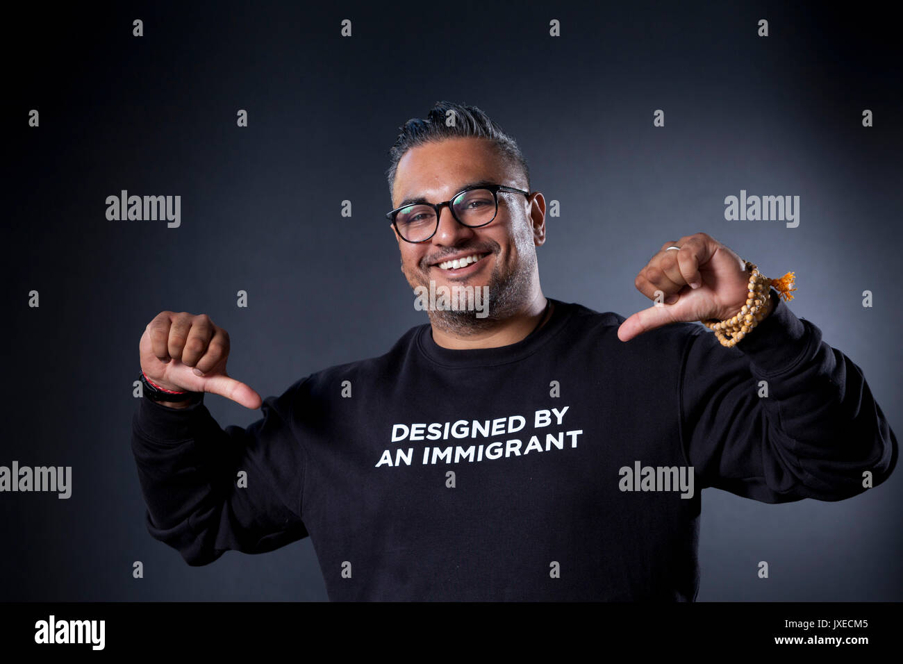 Edinburgh, Royaume-Uni. 15 août 2017. Nikesh Shukla, l'écrivain de fiction et de télévision et hôte de l'Ober-podcast, apparaissant à l'Edinburgh International Book Festival. Gary Doak / Alamy Live News Banque D'Images