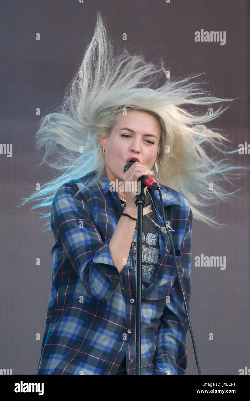 Budapest, Hongrie. Août 15, 2017. La chanteuse américaine Alison Mosshart, membre de l'indie rock 'Le tue", effectue au 25e Festival Sziget à Budapest, Hongrie, le 15 août 2017. Le Sziget festival a lieu du 9 août au 16 août. Credit : Attila Volgyi/Xinhua/Alamy Live News Banque D'Images