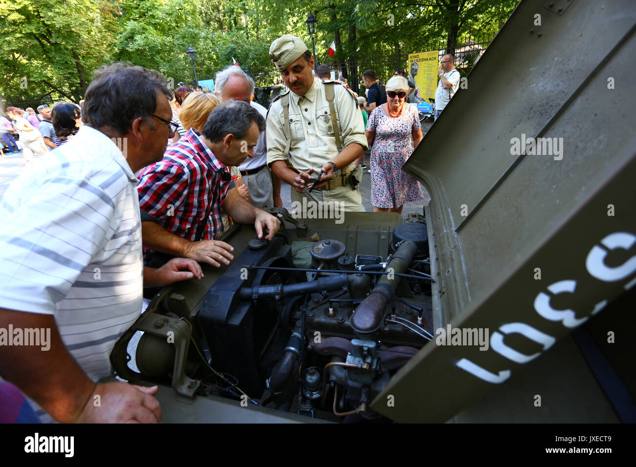 Varsovie, Pologne. Août 15, 2017. Les enfants jouent sur des armes historiques et les visiteurs pendant la journée de célébration de l'armée polonaise. Credit : Madeleine Ratz/Alamy Live News Banque D'Images