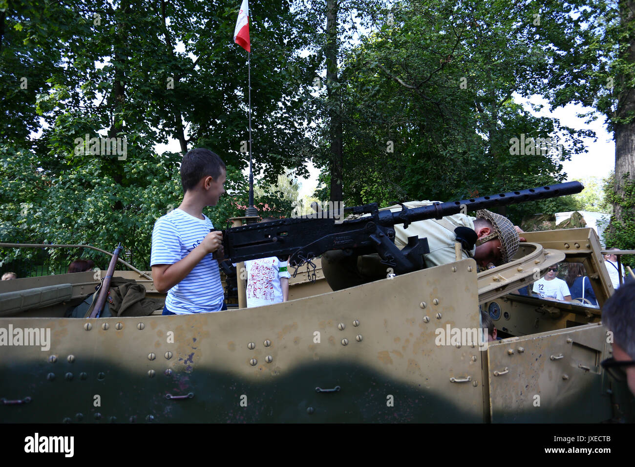 Varsovie, Pologne. Août 15, 2017. Les enfants jouent sur des armes historiques et les visiteurs pendant la journée de célébration de l'armée polonaise. Credit : Madeleine Ratz/Alamy Live News Banque D'Images