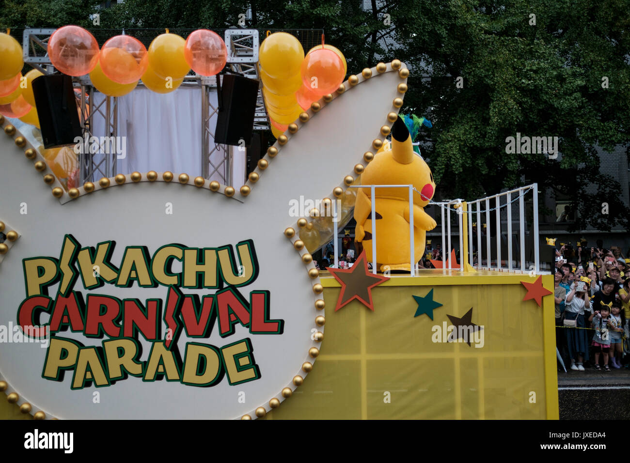 14 AOÛT 2017 caractères Pikachu Pikachu mars pendant la parade du Carnaval à Yokohama, au sud de Tokyo, Japon, 14 août 2017. Une centaine de Pikachu, danseurs et artistes interprètes ou exécutants ont défilé dans les rues dans le cadre de l'épidémie de 'Pikachu !". Crédit : Nicolas Datiche/AFLO/Alamy Live News Banque D'Images