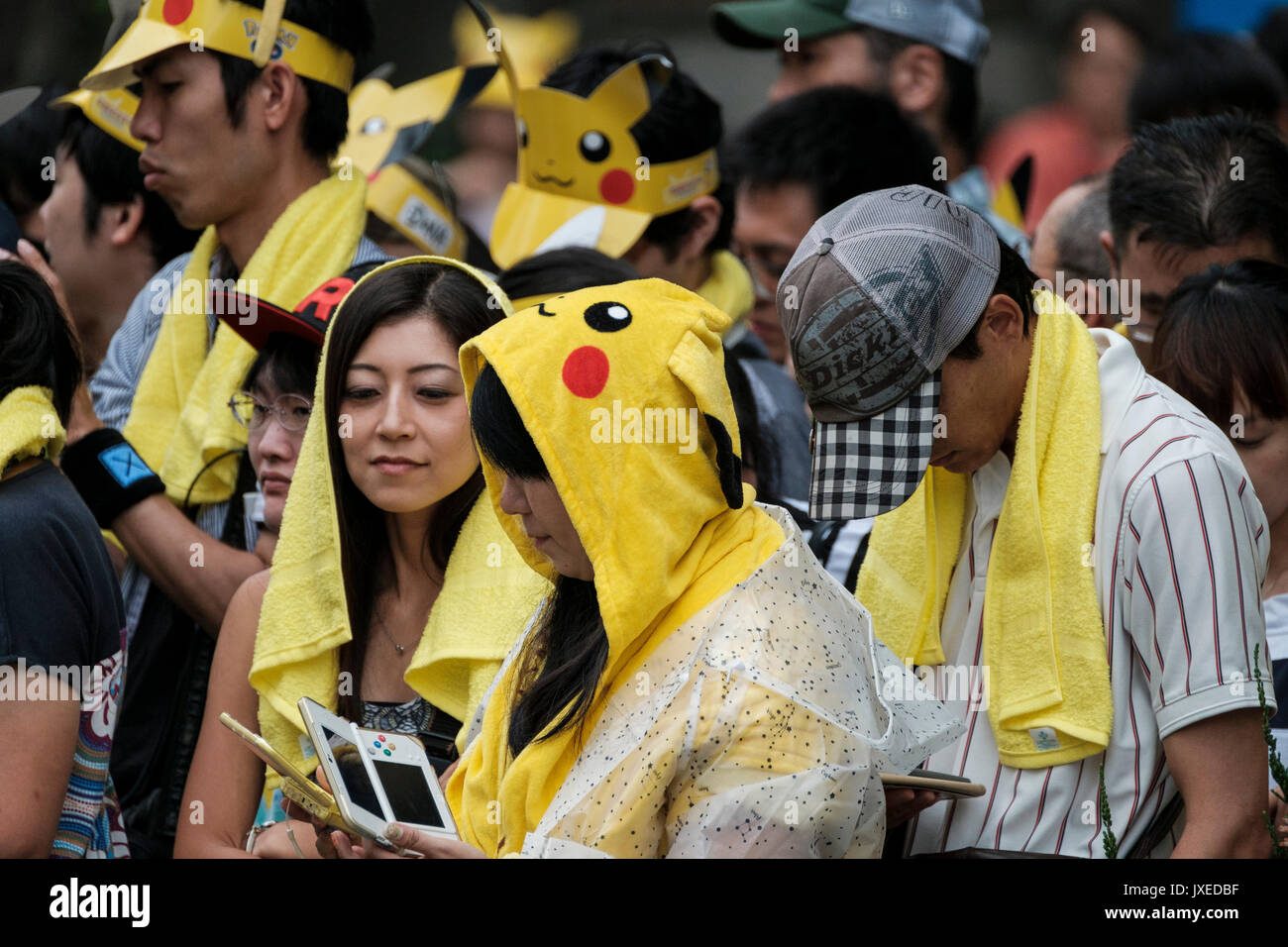 14 août 2017, dame japonaise portant un costume de Pikachu joue avec sa Nintendo DS pendant la Pikachu Défilé à Yokohama, au sud de Tokyo, Japon, 14 août 2017. Une centaine de Pikachu, danseurs et artistes interprètes ou exécutants ont défilé dans les rues dans le cadre de l'épidémie de 'Pikachu !". Crédit : Nicolas Datiche/AFLO/Alamy Live News Banque D'Images