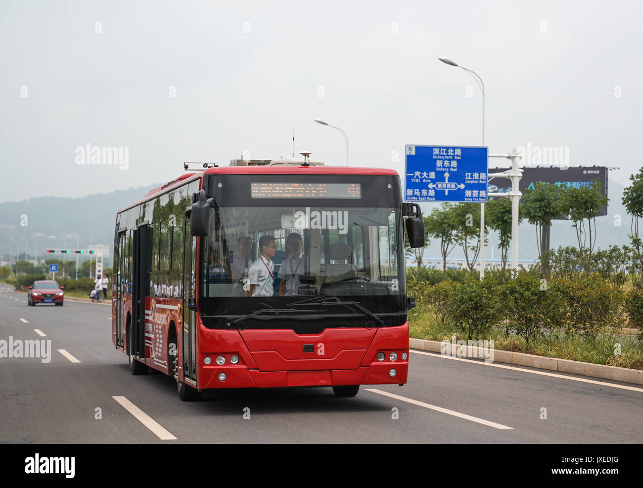 Zhuzhou. Août 15, 2017. Photo prise le 15 août 2017 montre un 12 mètres de long smart électrique qui dessert sur la route lors d'un essai routier à Zhuzhou, province de Hunan, en Chine centrale. Rail chinois bouilloire CRRC a annoncé qu'elle a mis au point un 12 mètres de long bus électrique smart le 18 juillet, avec une vitesse maximale de 40 kilomètres par heure. Credit : Shen Hong/Xinhua/Alamy Live News Banque D'Images