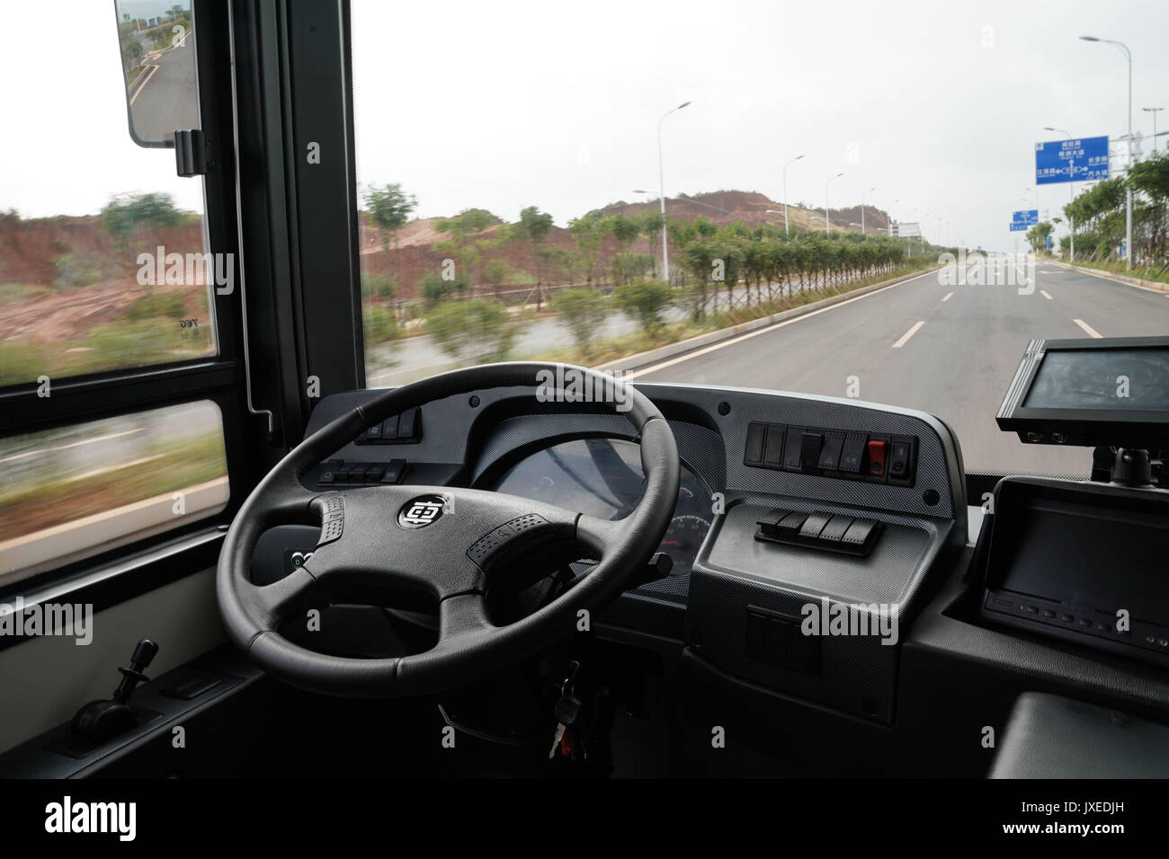 Zhuzhou. Août 15, 2017. Photo prise le 15 août 2017 montre un 12 mètres de long smart électrique qui dessert sur la route lors d'un essai routier à Zhuzhou, province de Hunan, en Chine centrale. Rail chinois bouilloire CRRC a annoncé qu'elle a mis au point un 12 mètres de long bus électrique smart le 18 juillet, avec une vitesse maximale de 40 kilomètres par heure. Credit : Shen Hong/Xinhua/Alamy Live News Banque D'Images