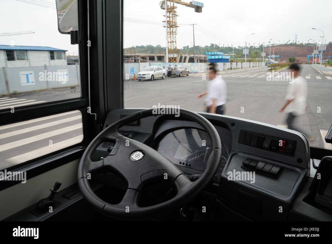 Zhuzhou. Août 15, 2017. Photo prise le 15 août 2017 montre un 12 mètres de long bus smart électrique ralentit automatiquement de céder le passage aux piétons lors d'un essai routier à Zhuzhou, province de Hunan, en Chine centrale. Rail chinois bouilloire CRRC a annoncé qu'elle a mis au point un 12 mètres de long bus électrique smart le 18 juillet, avec une vitesse maximale de 40 kilomètres par heure. Credit : Shen Hong/Xinhua/Alamy Live News Banque D'Images
