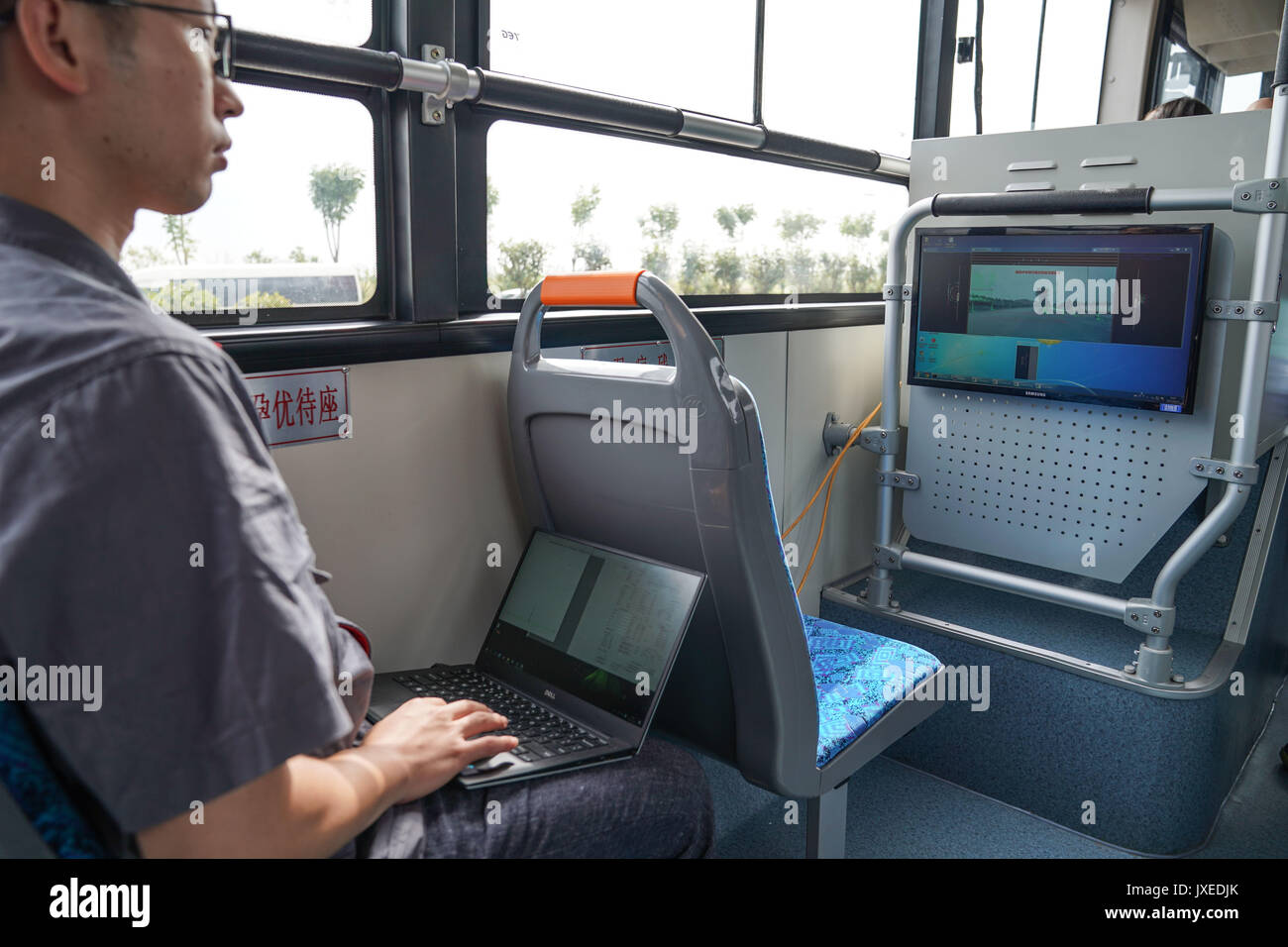 Zhuzhou, Province du Hunan en Chine. Août 15, 2017. Un technicien surveille un 12 mètres de long smart électrique sur le bus bus lors d'un essai routier à Zhuzhou, province de Hunan, en Chine centrale, 15 août 2017. Rail chinois bouilloire CRRC a annoncé qu'elle a mis au point un 12 mètres de long bus électrique smart le 18 juillet, avec une vitesse maximale de 40 kilomètres par heure. Credit : Shen Hong/Xinhua/Alamy Live News Banque D'Images