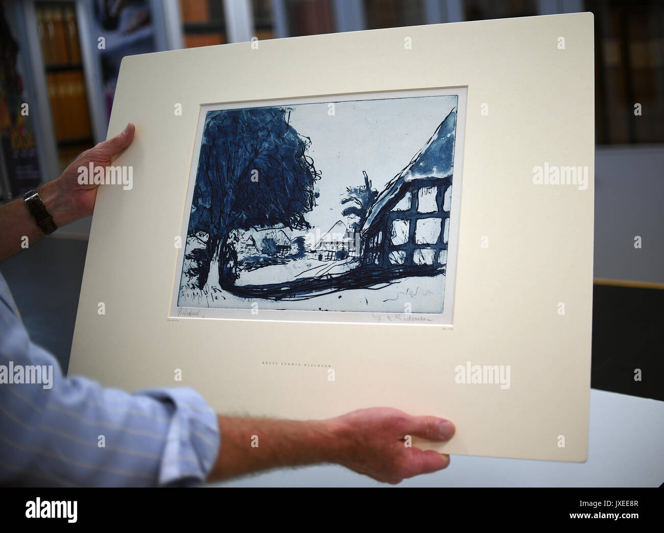 Berlin, Allemagne. Août 15, 2017. Le directeur adjoint de la Berlin Kupferstichkabinett (Musée d'Estampes et dessins), Holm Bevers, détient l'eau-forte Fehmarnhäuser «mit Baum' (1908) (lit. Fehmarn maisons avec grand arbre) de l'artiste Ernst Ludwig Kirchner dans ses mains à Berlin, Allemagne, 15 août 2017. Maintenant, la Fondation du patrimoine culturel prussien a racheté le bleu d'une eau-forte après le retour aux héritiers du collectionneur juif Eugen Moritz Buchtal. Photo : Britta Pedersen/dpa-Zentralbild/dpa/Alamy Live News Banque D'Images