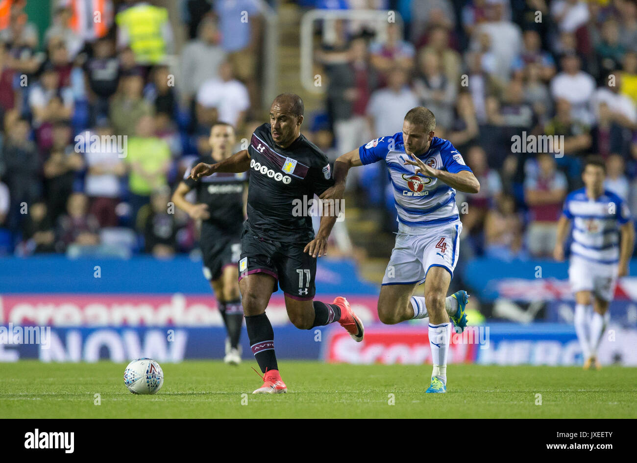 Reading, UK. Août 15, 2017. Gabriel Agbonlahor d'Aston Villa détient off Joey van den Berg de lecture lors de la Sky Bet Championship match entre lecture et Aston Villa au stade Madejski, lecture, l'Angleterre le 15 août 2017. Photo par Andy Rowland / premier Images des médias. **L'USAGE ÉDITORIAL FA Premier League et Ligue de football sont soumis à licence DataCo. Crédit : Andrew Rowland/Alamy Live News Banque D'Images