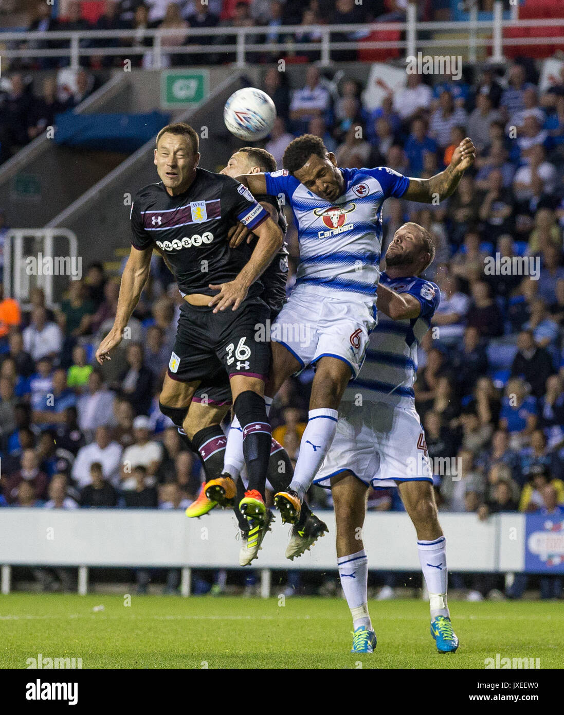 Reading, UK. Août 15, 2017. John Terry de Aston Villa va jusqu'à un tir contre Liam Moore de lecture lors de la Sky Bet Championship match entre lecture et Aston Villa au stade Madejski, lecture, l'Angleterre le 15 août 2017. Photo par Andy Rowland / premier Images des médias. **L'USAGE ÉDITORIAL FA Premier League et Ligue de football sont soumis à licence DataCo. Crédit : Andrew Rowland/Alamy Live News Banque D'Images