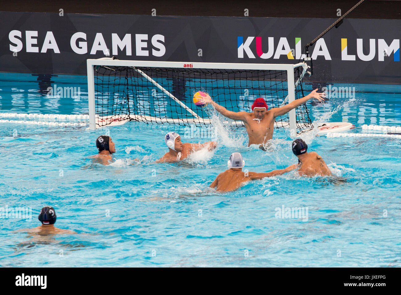 Kuala Lumpur, Malaisie. Août 16, 2017. Chiam Kun Yang (numéro 7) de Singapour, marque contre la Thaïlande dans le men's water-polo match du tournoi à la ronde au cours des Jeux d'Asie du Sud Est à Kuala Lumpur. Singapour a gagné 13-2 à leur premier match de la compétition. Singapour domine la compétition, remportant les 26 édition depuis le début de la péninsule de l'Asie du Sud-Est en 1965. Jeux Credit : SOPA/Alamy Images Limited Live News Banque D'Images