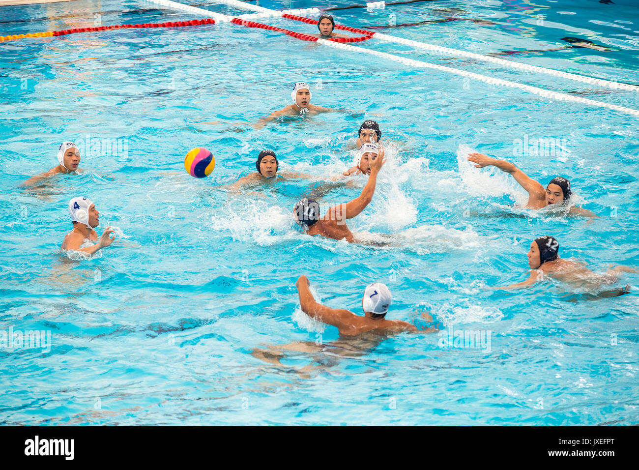 Kuala Lumpur, Malaisie. Août 16, 2017. Yip Yang (numéro 11) de Singapour, les attaques contre la Thaïlande dans le men's water-polo match du tournoi à la ronde au cours des Jeux d'Asie du Sud Est à Kuala Lumpur. Singapour a gagné 13-2 à leur premier match de la compétition. Singapour domine la compétition, après avoir remporté toutes les éditions 26 depuis le début de la péninsule de l'Asie du Sud-Est en 1965. Jeux Credit : SOPA/Alamy Images Limited Live News Banque D'Images