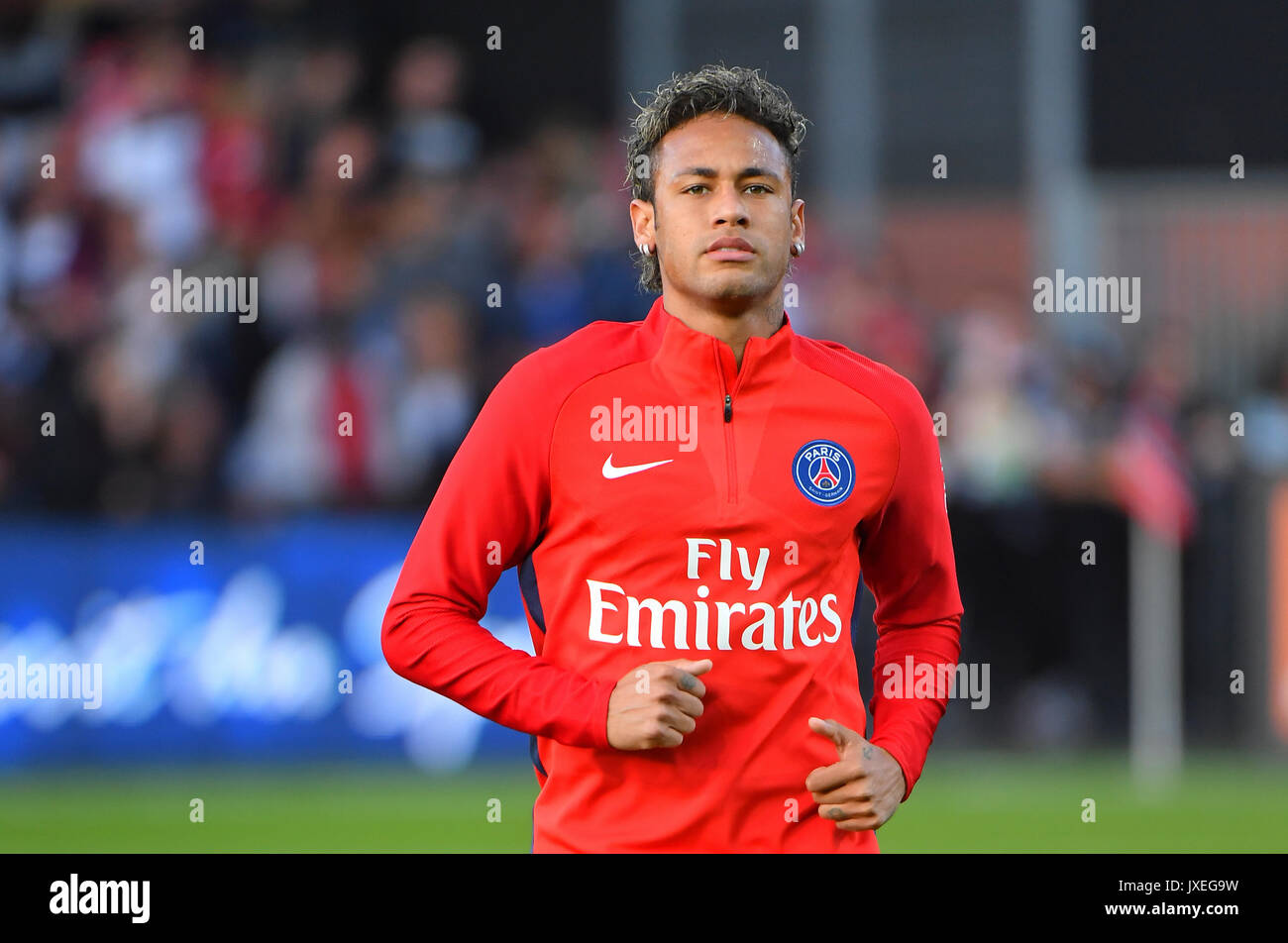 Paris Saint-Germain l'avant du Brésil de Neymar exécute au cours de l'anglais L1 match de football Paris Saint-Germain (PSG) contre l'En Avant Guingamp (EAG) au stade du Roudourou à Guingamp le 13 août 2017. Banque D'Images