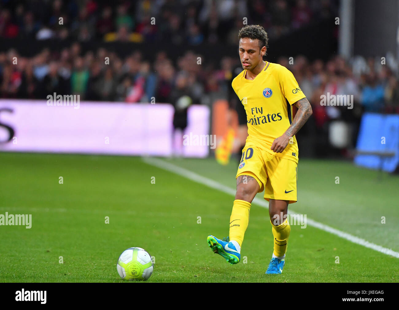 Paris Saint-Germain l'avant du Brésil de Neymar exécute au cours de l'anglais L1 match de football Paris Saint-Germain (PSG) contre l'En Avant Guingamp (EAG) au stade du Roudourou à Guingamp le 13 août 2017. Banque D'Images