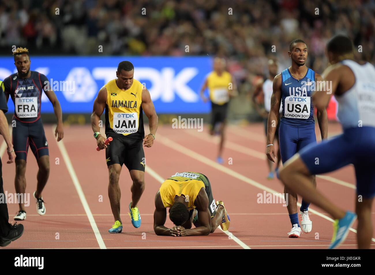 Londres, Royaume-Uni. 12Th Aug 2017. (L-R) Mickael-Meba Zeze (FRA), Yohan Blake, Usain Bolt (JAM), Jaylen Bacon (USA) Athlétisme : Usain Bolt de la Jamaïque s'agenouille sur la piste après extraction des blessés chez les hommes 4x100m relais définitif le jour 9 de l'IAAF 2017 Championnats du Monde de Londres au London Stadium à Londres, au Royaume-Uni . Credit : EXTRÊME-ORIENT PRESSE/AFLO/Alamy Live News Banque D'Images