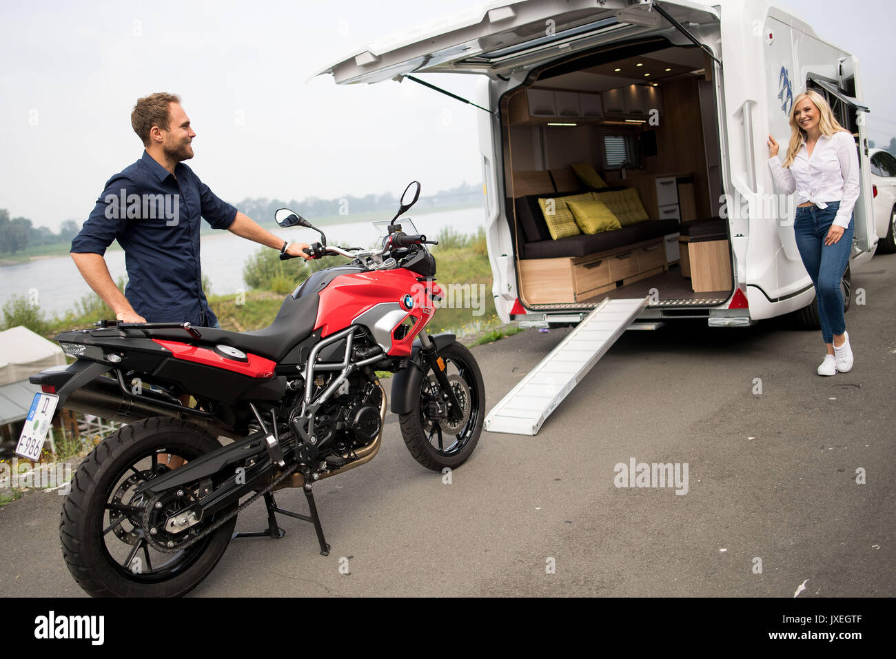 Düsseldorf, Allemagne. Août 16, 2017. Stefan modèle pousse une moto dans un  camping-car Knaus au cours d'une conférence de presse pour le salon Caravan  Salon de Düsseldorf, Allemagne, 16 août 2017. Le