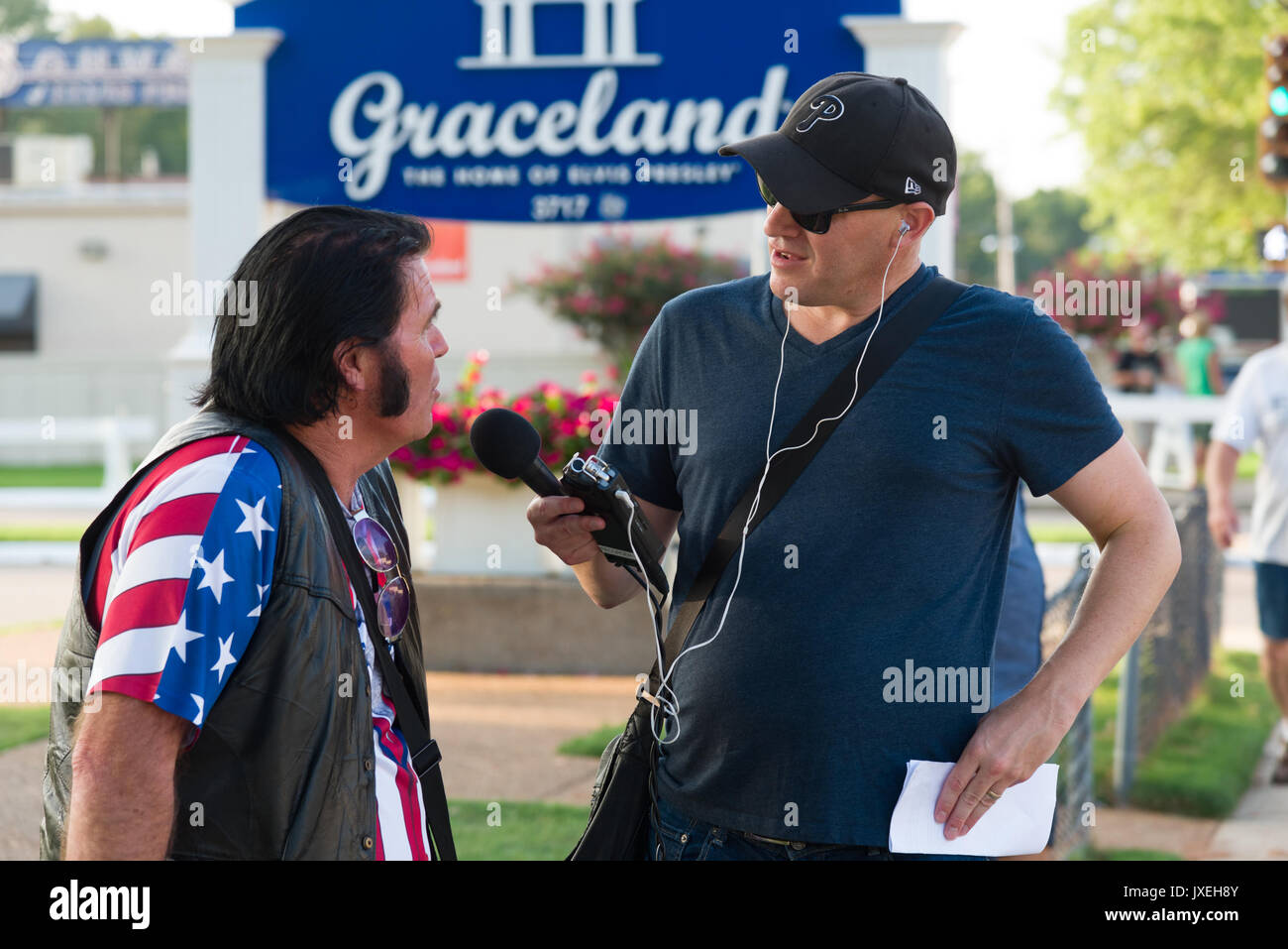 Memphis, Tennessee, USA, 15 août 2017. Elvis 7. Veillée aux chandelles. Les gens rendent hommage à Elvis Presley à son domicile de Memphis, Graceland. La veillée aux chandelles est dans son 40e année. Elvis est mort le 16 août 1977. Crédit : Gary Culley/Alamy Live News Banque D'Images
