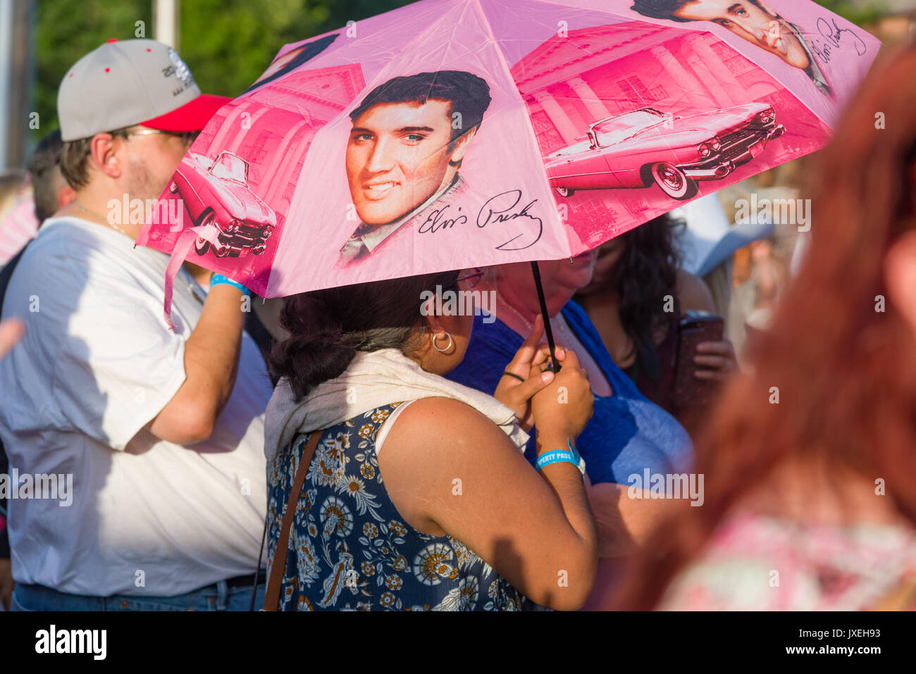 Memphis, Tennessee, USA, 15 août 2017. Elvis 7. Veillée aux chandelles. Les gens rendent hommage à Elvis Presley à son domicile de Memphis, Graceland. La veillée aux chandelles est dans son 40e année. Elvis est mort le 16 août 1977. Crédit : Gary Culley/Alamy Live News Banque D'Images