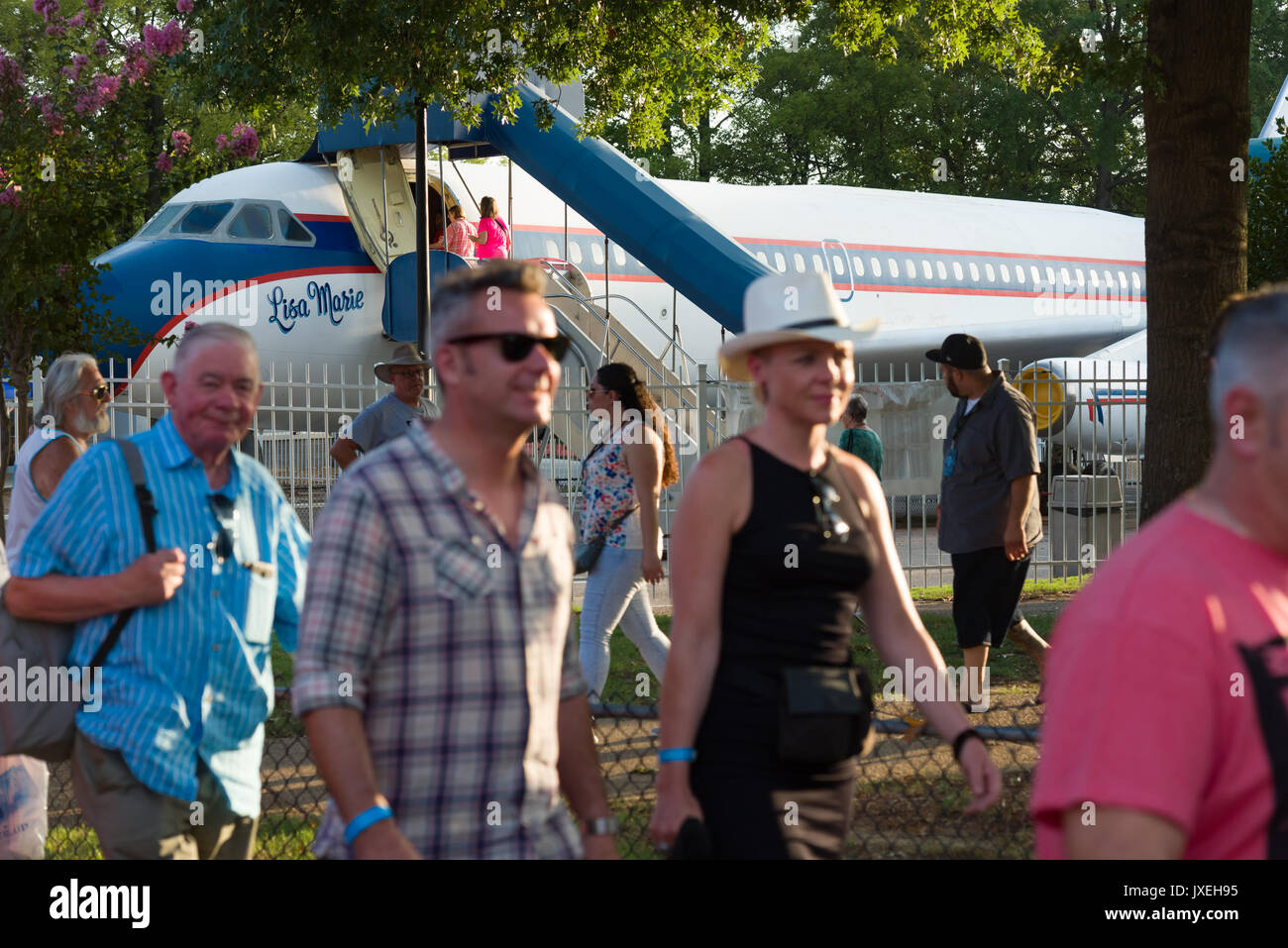 Memphis, Tennessee, USA, 15 août 2017. Elvis 7. Veillée aux chandelles. Les gens rendent hommage à Elvis Presley à son domicile de Memphis, Graceland. La veillée aux chandelles est dans son 40e année. Elvis est mort le 16 août 1977. Crédit : Gary Culley/Alamy Live News Banque D'Images