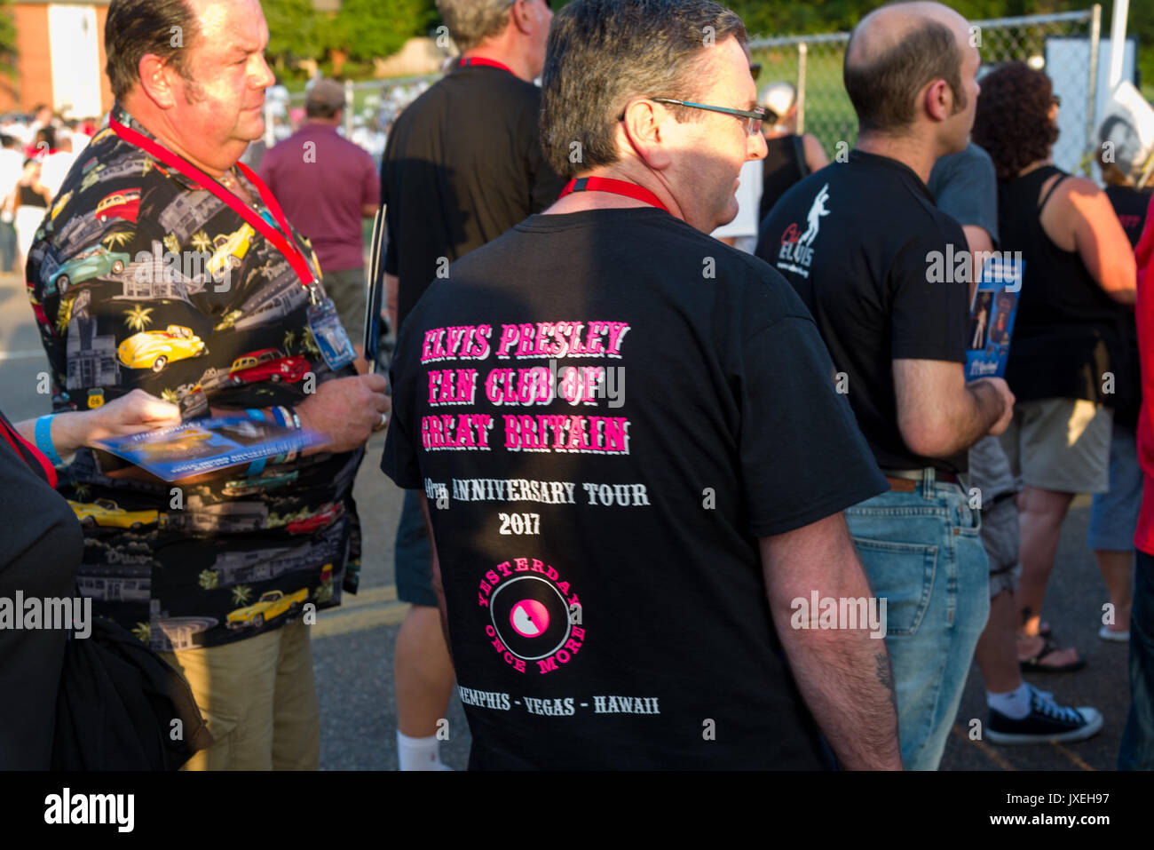 Memphis, Tennessee, USA, 15 août 2017. Elvis 7. Veillée aux chandelles. Les gens rendent hommage à Elvis Presley à son domicile de Memphis, Graceland. La veillée aux chandelles est dans son 40e année. Elvis est mort le 16 août 1977. Crédit : Gary Culley/Alamy Live News Banque D'Images