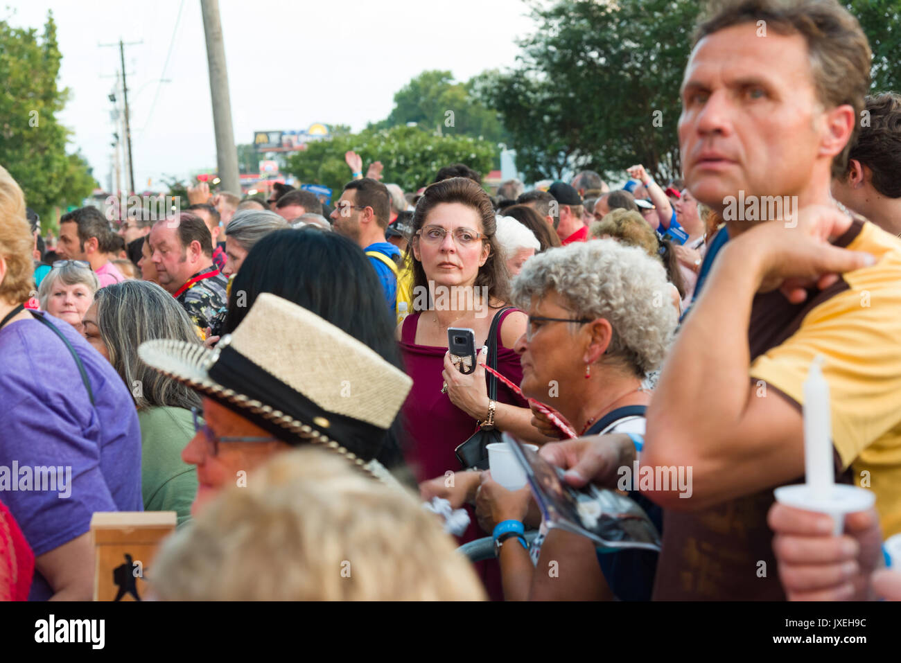 Memphis, Tennessee, USA, 15 août 2017. Elvis 7. Veillée aux chandelles. Les gens rendent hommage à Elvis Presley à son domicile de Memphis, Graceland. La veillée aux chandelles est dans son 40e année. Elvis est mort le 16 août 1977. Crédit : Gary Culley/Alamy Live News Banque D'Images