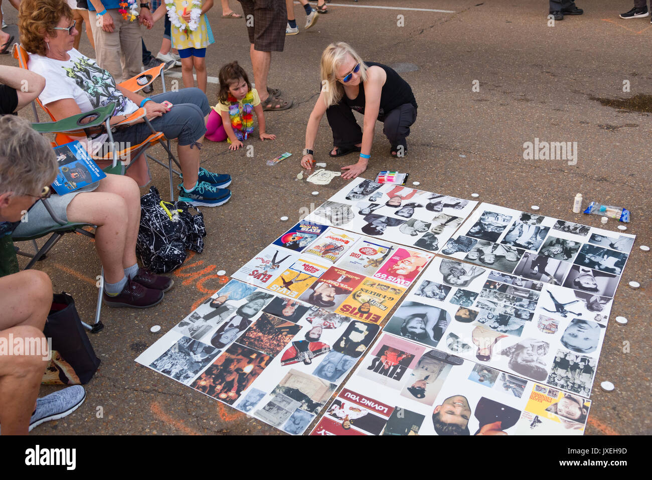 Memphis, Tennessee, USA, 15 août 2017. Elvis 7. Veillée aux chandelles. Les gens rendent hommage à Elvis Presley à son domicile de Memphis, Graceland. La veillée aux chandelles est dans son 40e année. Elvis est mort le 16 août 1977. Crédit : Gary Culley/Alamy Live News Banque D'Images