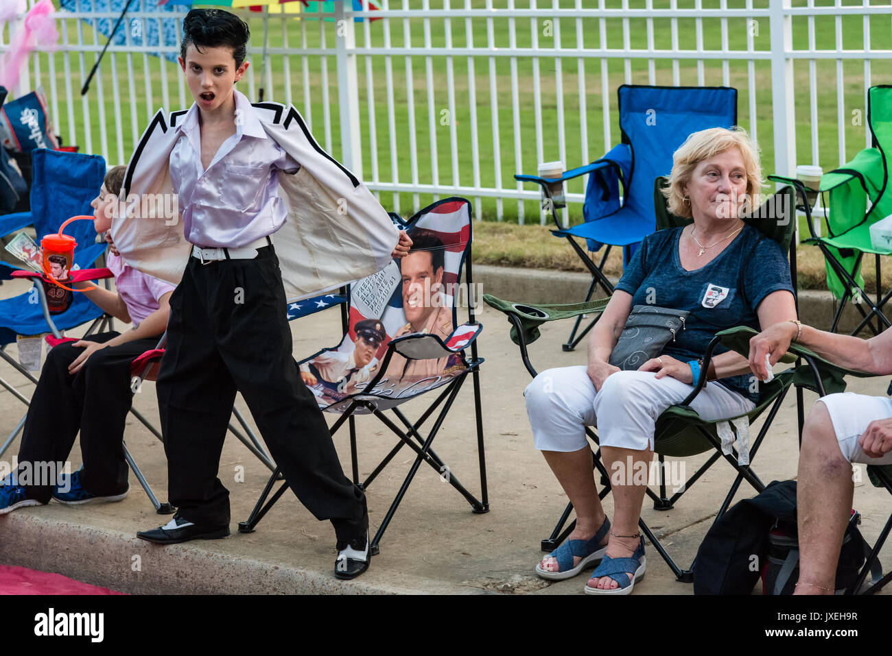 Memphis, Tennessee, USA, 15 août 2017. Elvis 7. Veillée aux chandelles. Les gens rendent hommage à Elvis Presley à son domicile de Memphis, Graceland. La veillée aux chandelles est dans son 40e année. Elvis est mort le 16 août 1977. Crédit : Gary Culley/Alamy Live News Banque D'Images
