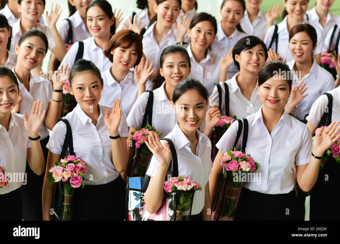 Xiamen, Chine, province du Fujian. Août 16, 2017. Hôtesses de la Chine du sud-est de Taiwan du vague à huis clos à Xiamen à Xiamen, au sud-est de la province de Fujian en Chine, 16 août 2017. Xiamen Air hôtesses 60 nouvellement recrutés à partir de la Chine du sud-est de Taiwan, recevra 3 mois de formation et on s'attend à commencer les travaux en décembre. Credit : Wei Peiquan/Xinhua/Alamy Live News Banque D'Images